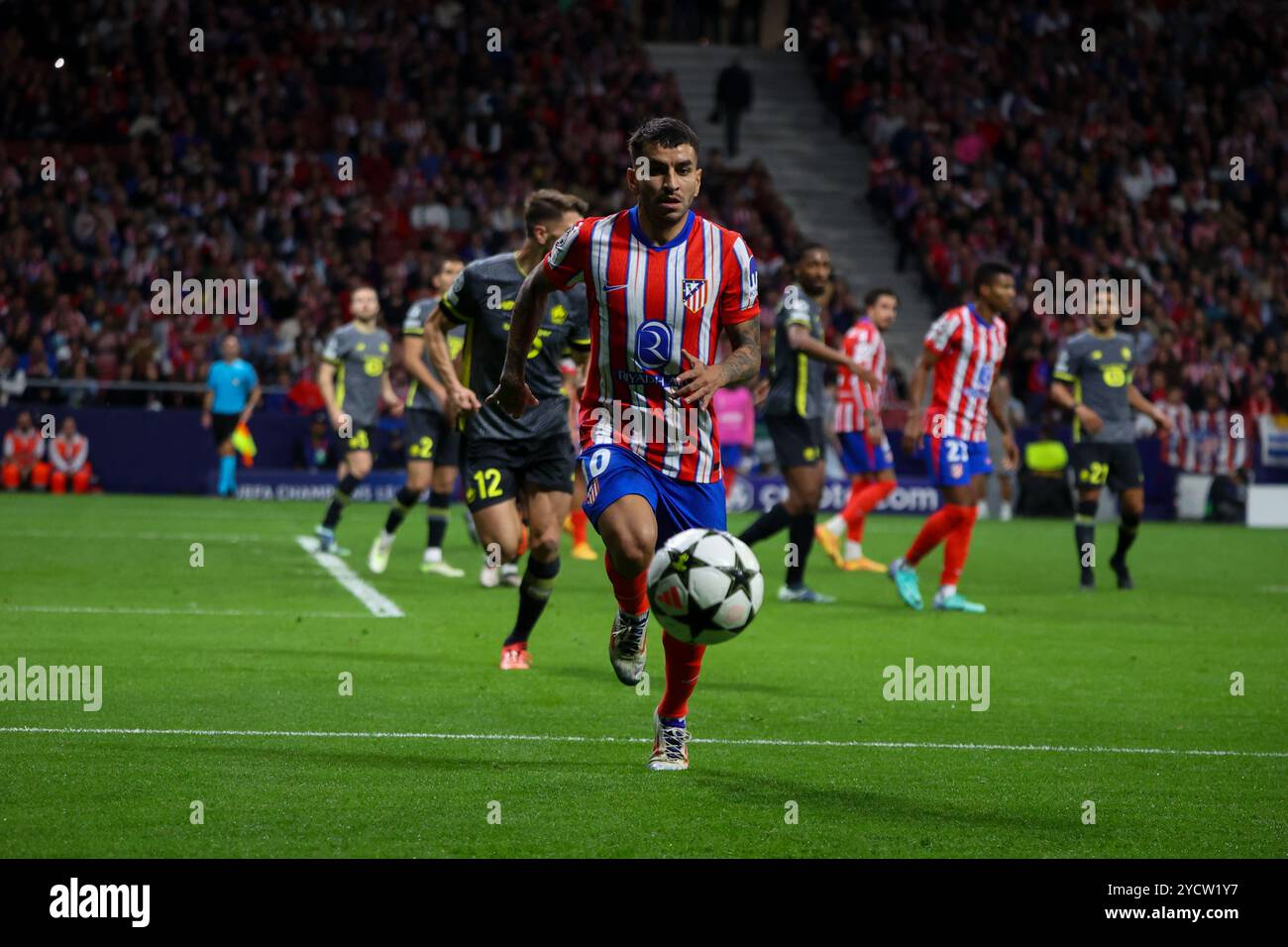 Madrid, Espagne. 23 octobre 2024. Le footballeur argentin d'Angel Correa Atletico Madrid en action lors du 2024/25 match de l'UEFA Champions League Round de 32 entre l'Atletico Madrid et le LOSC Lille à l'Estadio Metropolitano L'Atletico Madrid a perdu 1-3 contre Lille en UEFA Champions League ce soir à l'Estadio Metropolitano de Madrid. (Photo de David Canales/SOPA images/SIPA USA) crédit : SIPA USA/Alamy Live News Banque D'Images