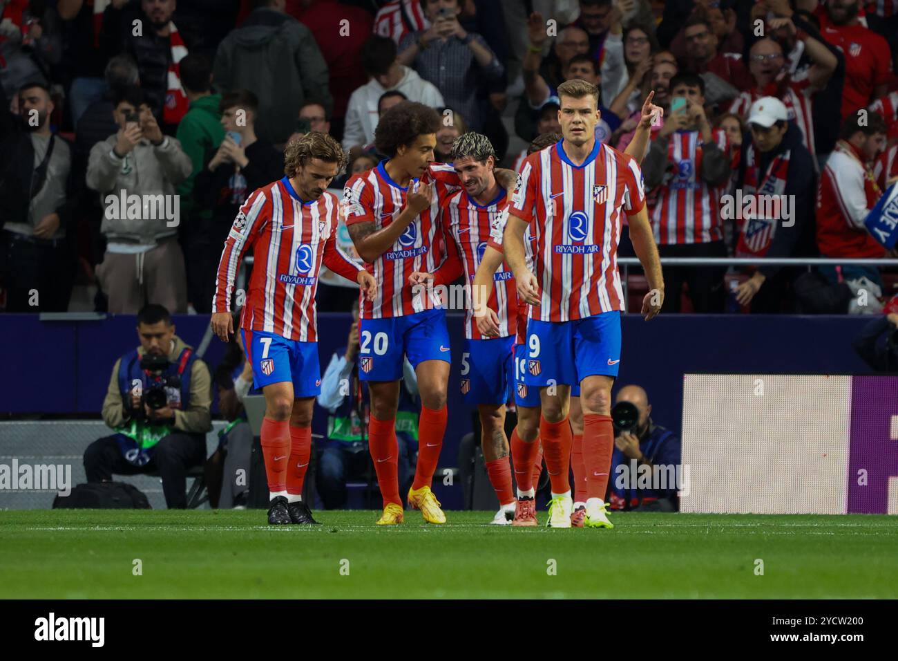 Madrid, Espagne. 23 octobre 2024. De gauche à droite, Griezmman, Witsel, de Paul et Alexander Sørloth célèbrent un but lors de la troisième manche de l'UEFA Champions League 2024/25 entre l'Atletico Madrid et le LOSC Lille au Riyad Air Metropolitano Stadium L'Atletico Madrid a perdu 1-3 contre Lille en UEFA Champions League ce soir à l'Estadio Metropolitano de Madrid. (Photo de David Canales/SOPA images/SIPA USA) crédit : SIPA US/Alamy Live News Banque D'Images