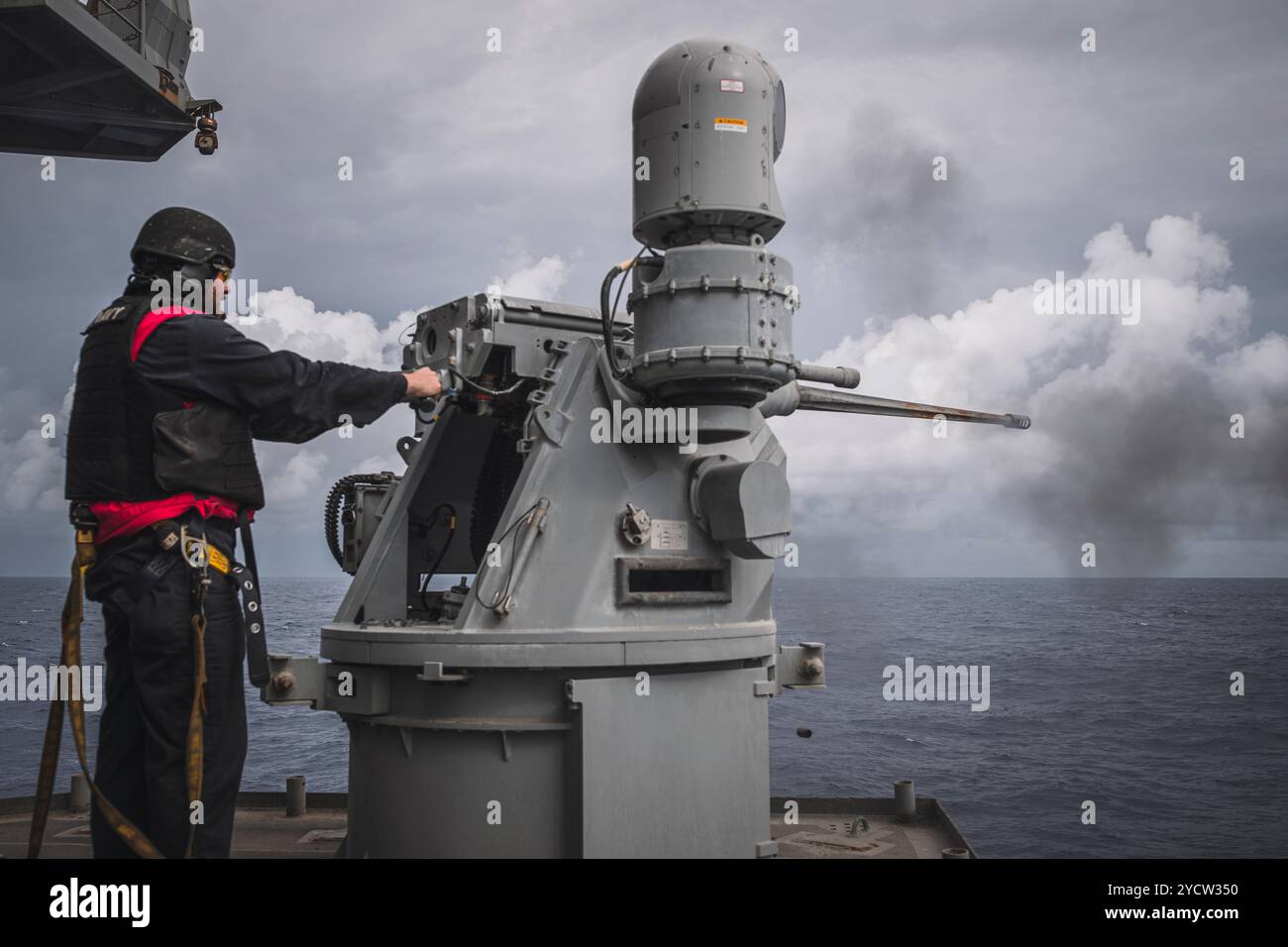 Gunner's Mate de 3e classe Patrick Applegate, du comté de Loudoun, en Virginie, affecté à la division d'artillerie du département des armes, tire manuellement un Mark-38 Banque D'Images