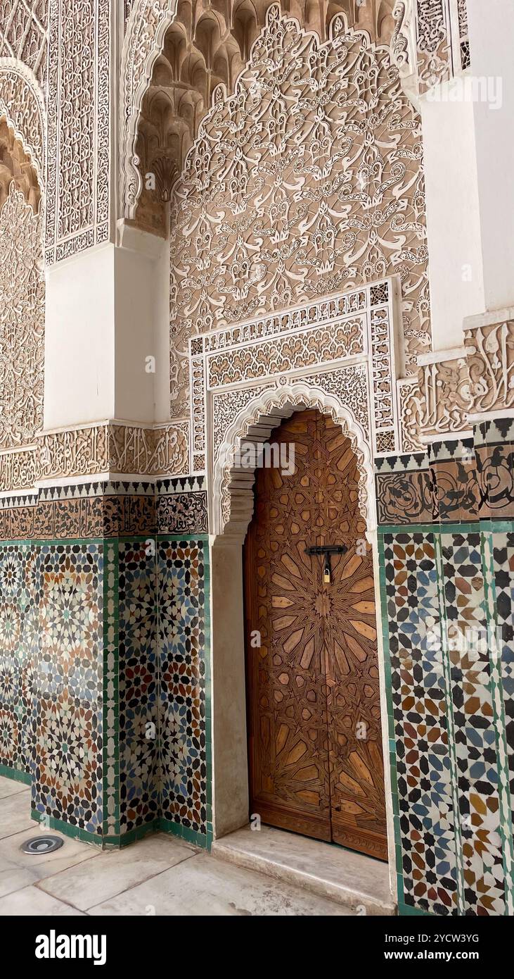 Découvrez les couleurs, les textures et les paysages de Marrakech, des marchés animés aux paisibles montagnes de l'Atlas et au vaste désert d'Agafay Banque D'Images
