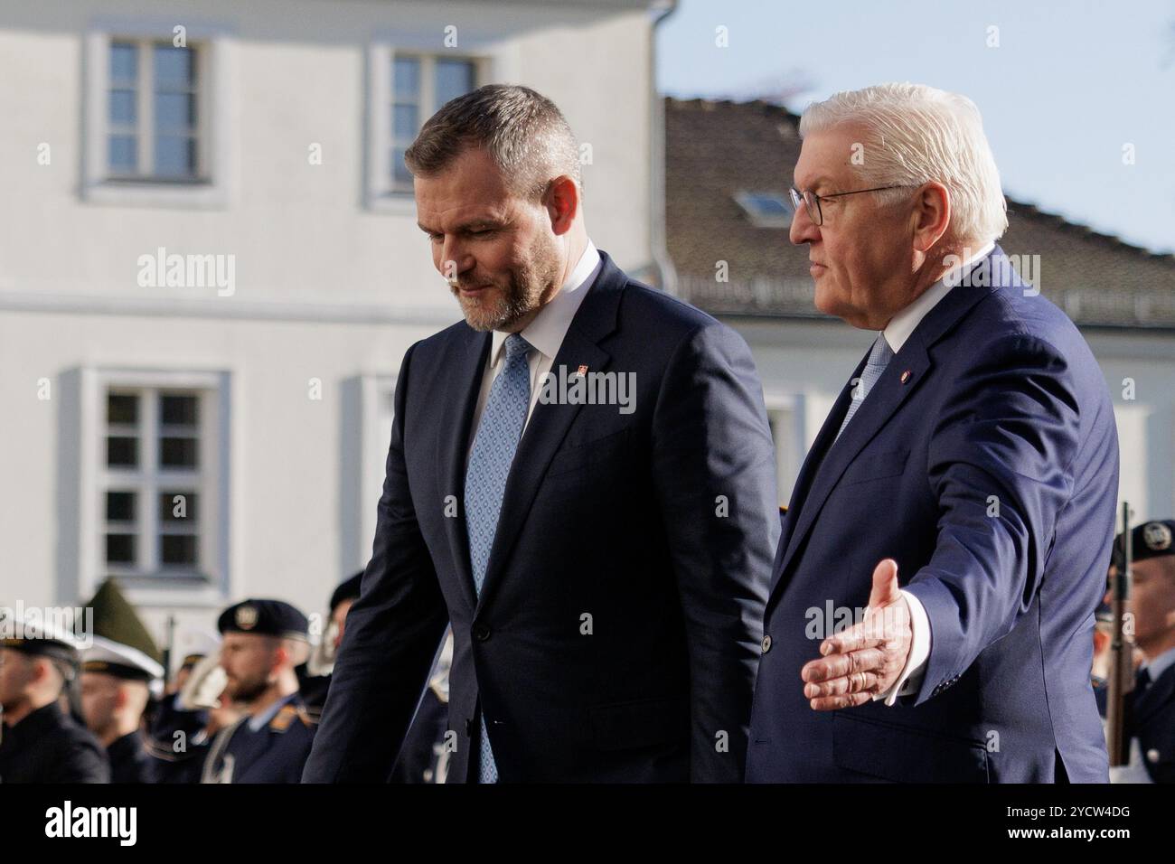 Berlin, Allemagne. 24 octobre 2024. Le président fédéral Frank-Walter Steinmeier reçoit le président slovaque Peter Pellegrini (à droite) avec les honneurs militaires au Palais de Bellevue. Crédit : Carsten Koall/dpa/Alamy Live News Banque D'Images