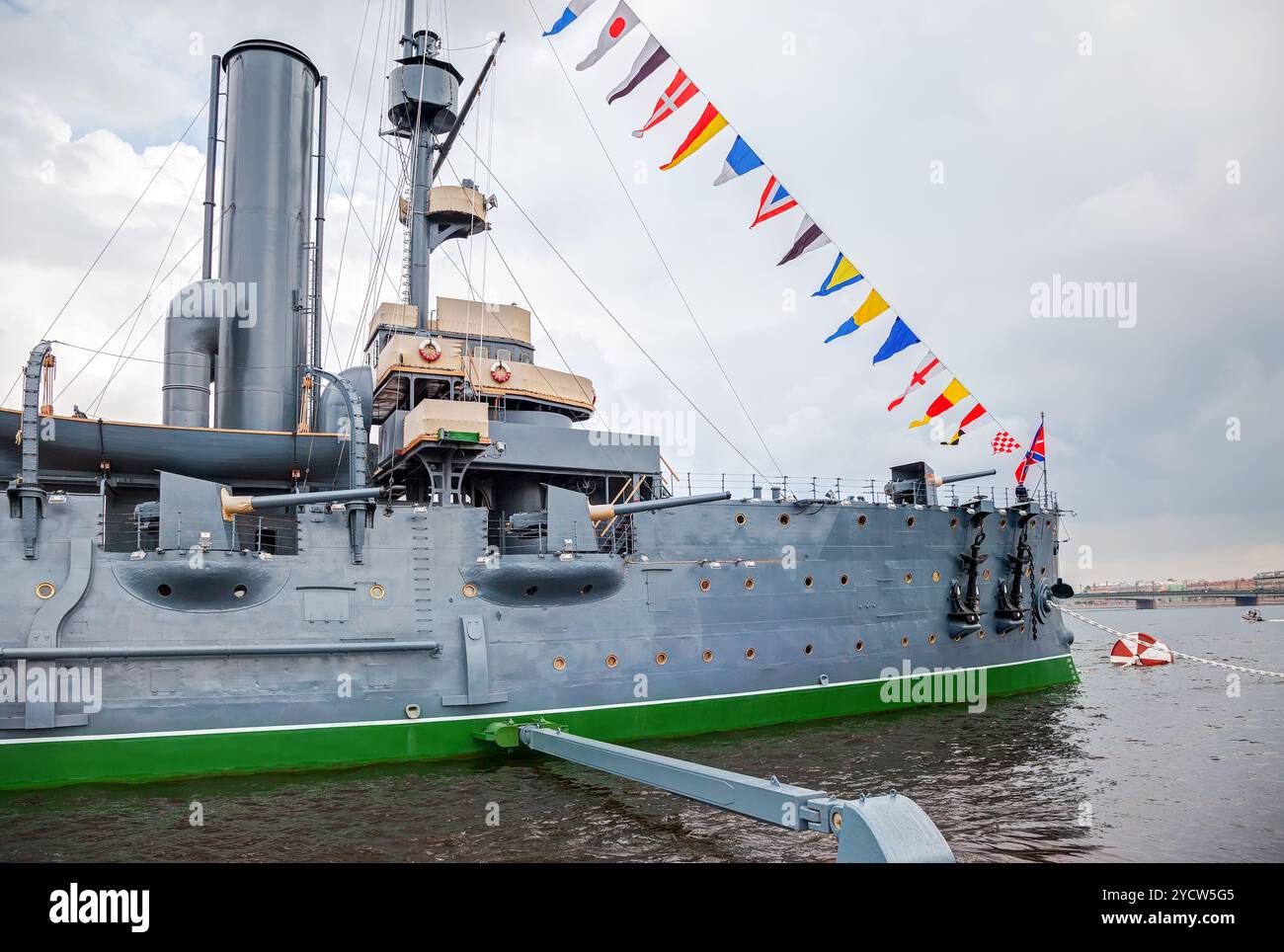 Le légendaire croiseur révolutionnaire Aurora sur le lieu de stationnement éternel à la rivière Neva à Pétersbourg, Russie Banque D'Images