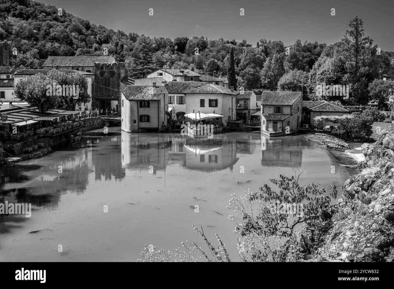 L'été sur la rivière Mincio. Village historique de Borghetto sul Mincio Banque D'Images