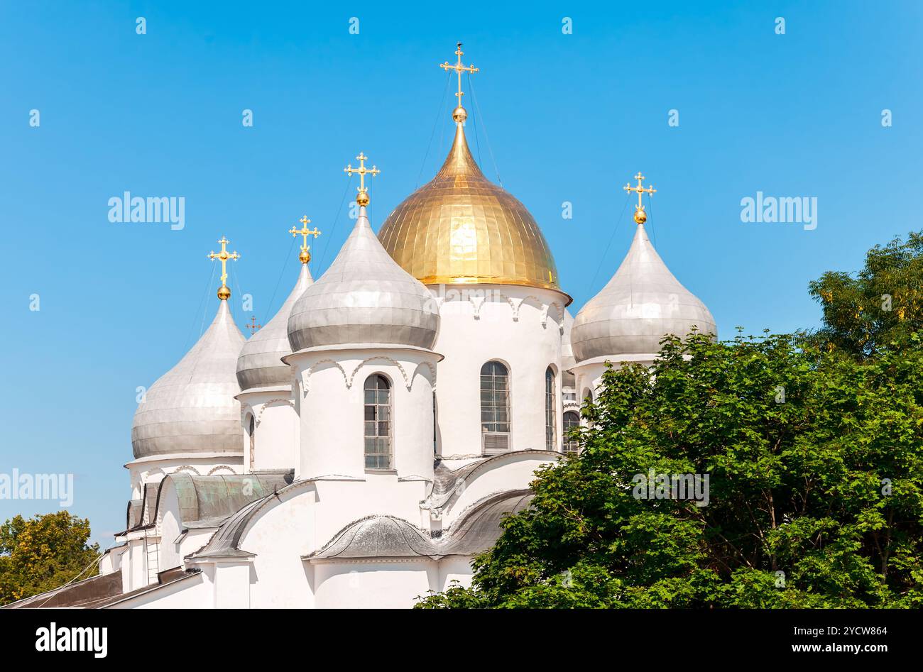 Les dômes de la cathédrale Sainte-Sophie contre le ciel bleu en grand Novgorod, Russie Banque D'Images