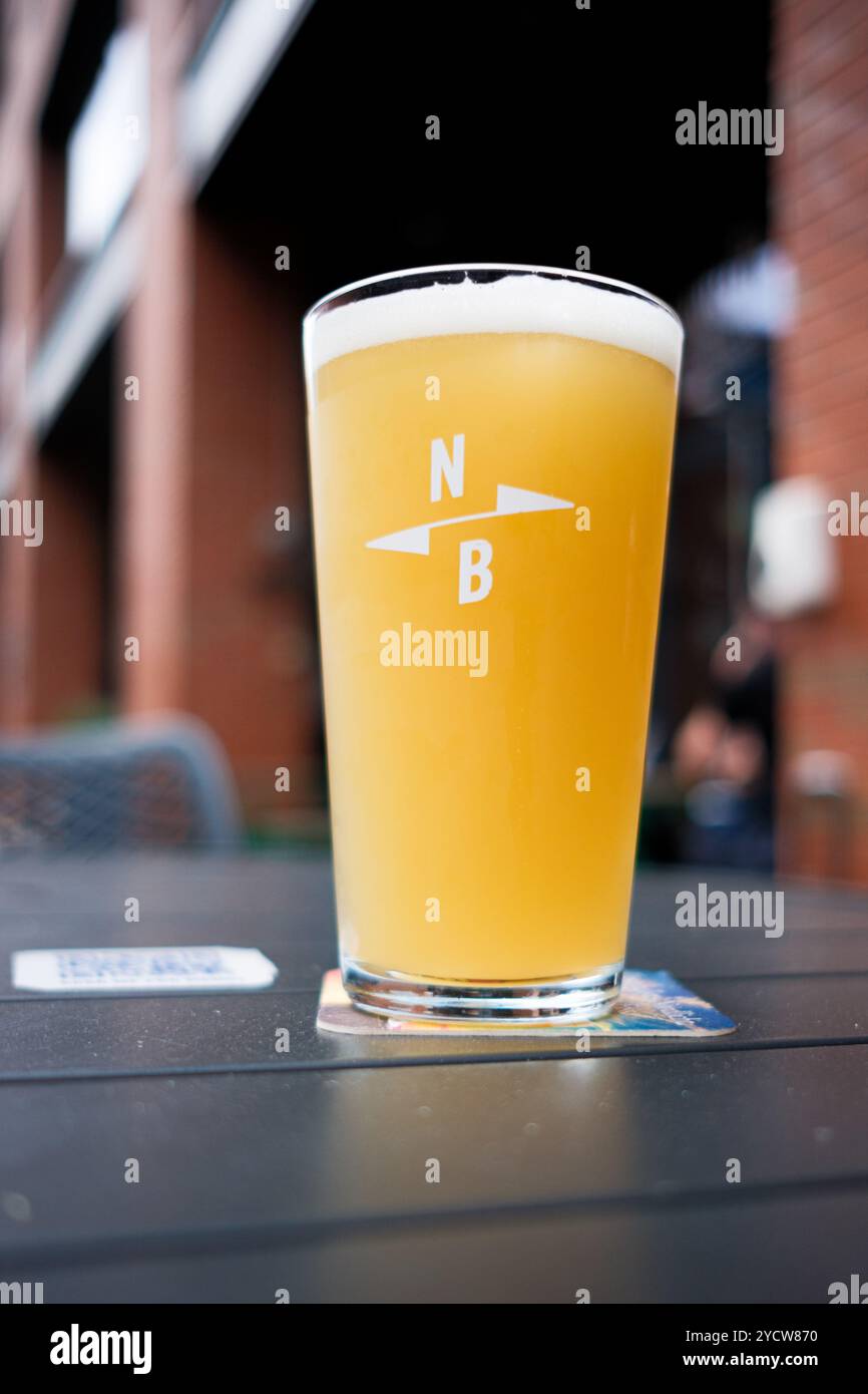 Leeds Angleterre : 3 juin 2024 : une pinte glacée de bière artisanale Hazy IPA au bar extérieur North Brewing à Leeds City Banque D'Images