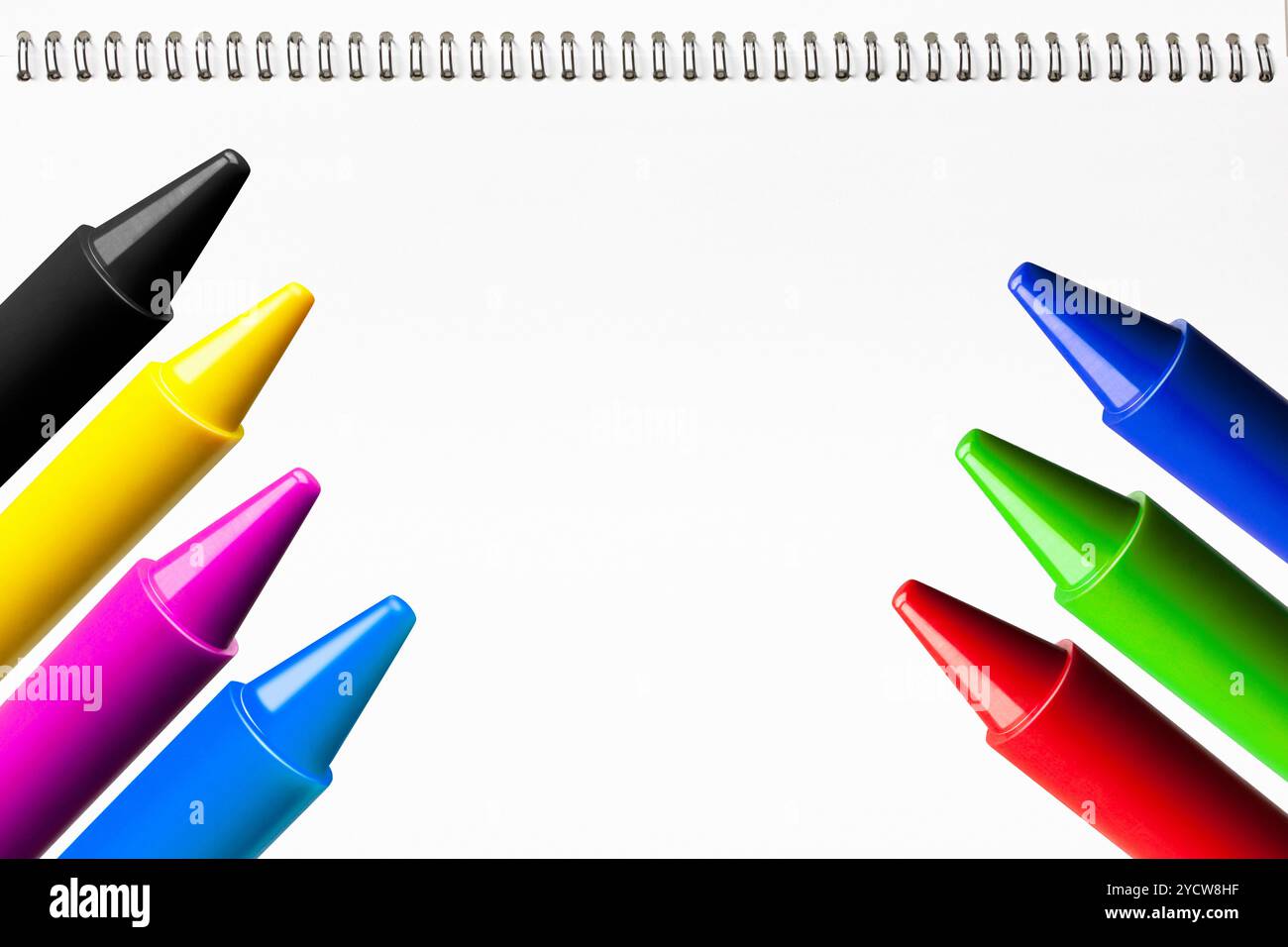 Carnet de croquis et crayons de couleur Banque D'Images
