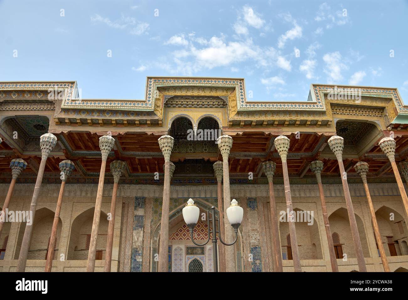 L'ancienne mosquée avec des colonnes en bois sculptées de façon complexe à Boukhara, Ouzbékistan, est un exemple étonnant de l'architecture islamique traditionnelle. Banque D'Images