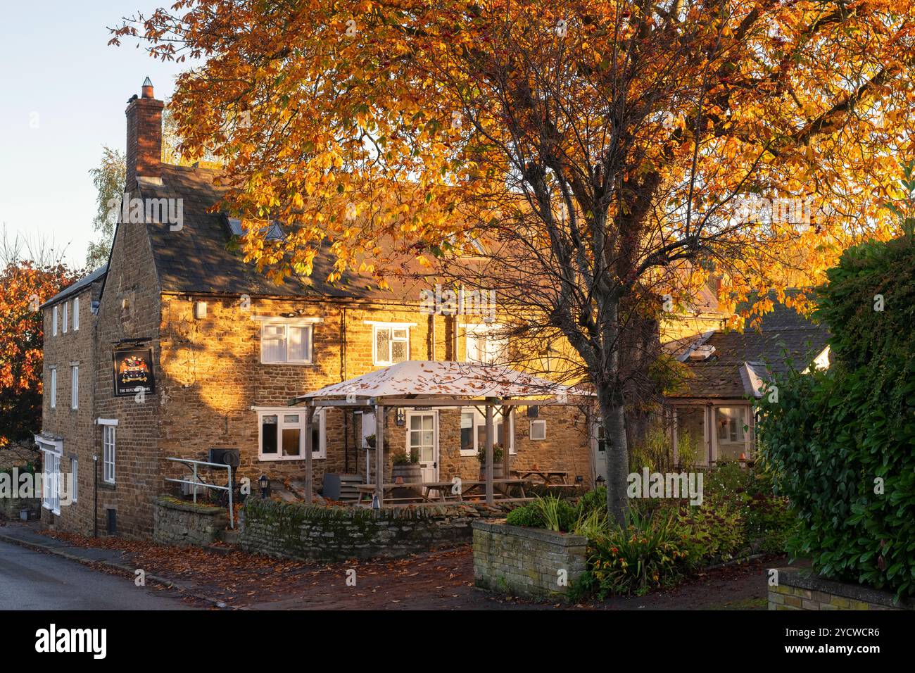 Le boucher Arms pub en automne. Kings Suttton, Northamptonshire, Angleterre Banque D'Images