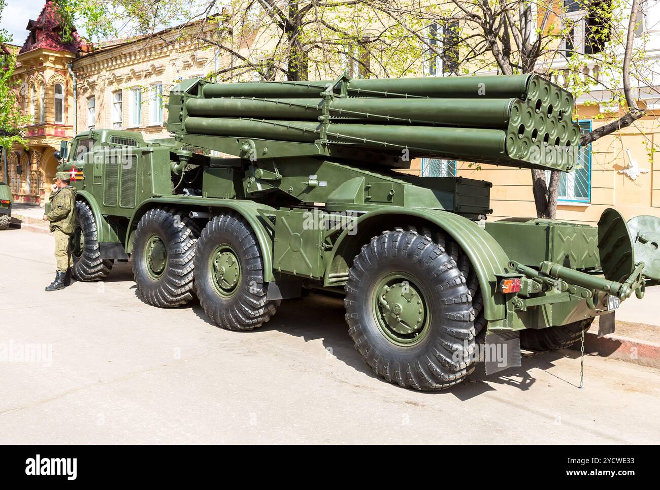 Système soviétique de lance-roquettes multiples automoteur BM-27 Uragan (Hurricane) sur châssis ZIL-135 dans la rue de la ville Banque D'Images