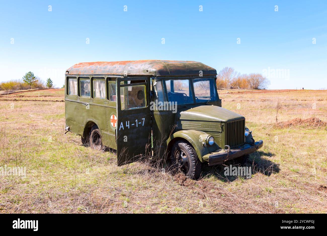 Army Green abandonné bus rétro dans la nature Banque D'Images