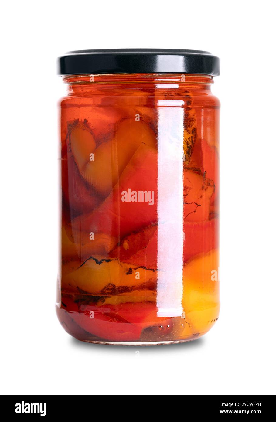 Poivrons rouges et jaunes grillés, conservés dans de l'huile de tournesol et du vinaigre, dans un bocal en verre avec bouchon à vis. Couper les poivrons doux, rôtis et salés. Banque D'Images