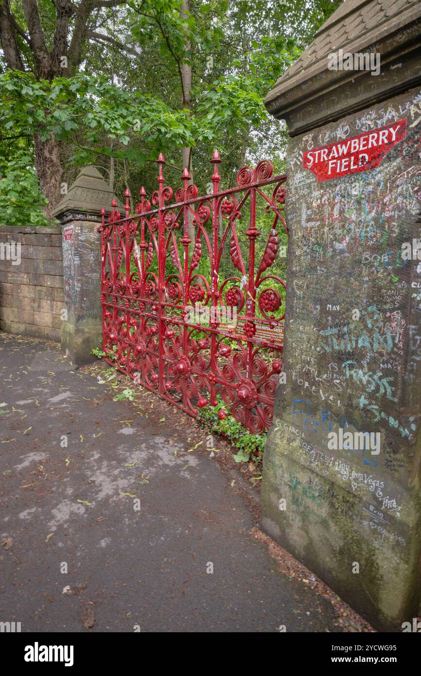 Angleterre, Lancashire, Liverpool, circuit en bus magique Mystery, porte de Strawberry Field appartenant à une ancienne maison pour enfants qui a gagné la renommée du single Strawberry Fields de 1967 des Beatles écrit pour toujours par John Lennon qui jouait dans les jardins de la maison quand il était enfant. Banque D'Images