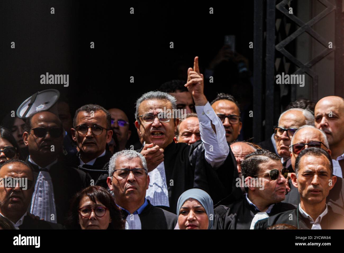 Tunis, Tunisie. 16 mai 2024. Le président du barreau national tunisien, Hatem Meziou, intervient lors d'une manifestation d'avocats tunisiens devant le palais de justice principal de Tunis. Le barreau a organisé la manifestation en plus d'une grève nationale après l'arrestation de l'avocat Mehdi Zagrouba et de la commentatrice politique et avocate Sonia Dahmani lors de l'incursion de la police dans son siège ces derniers jours Banque D'Images