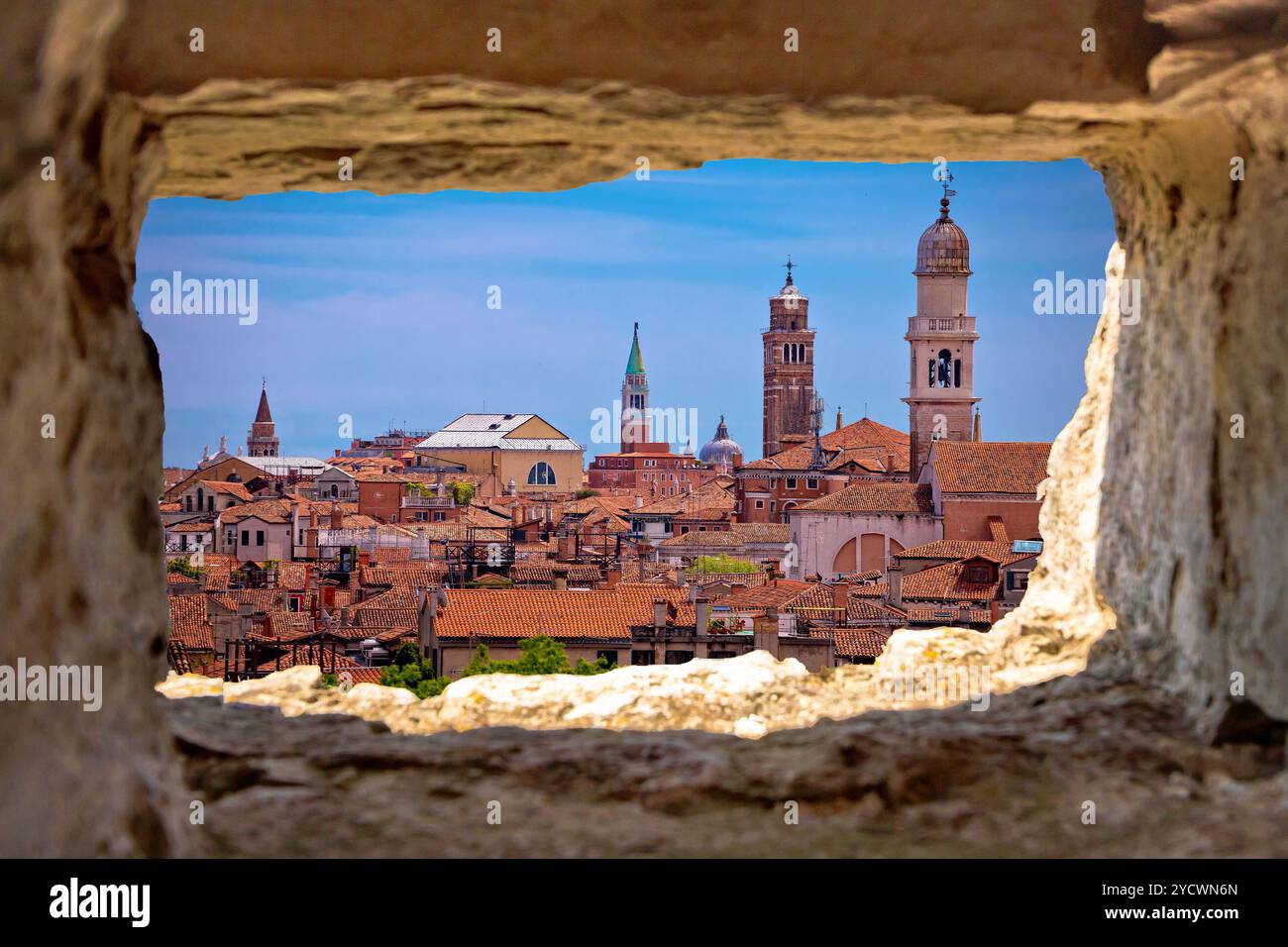 Les tours et les toits de Venise vue à travers la fenêtre en pierre Banque D'Images