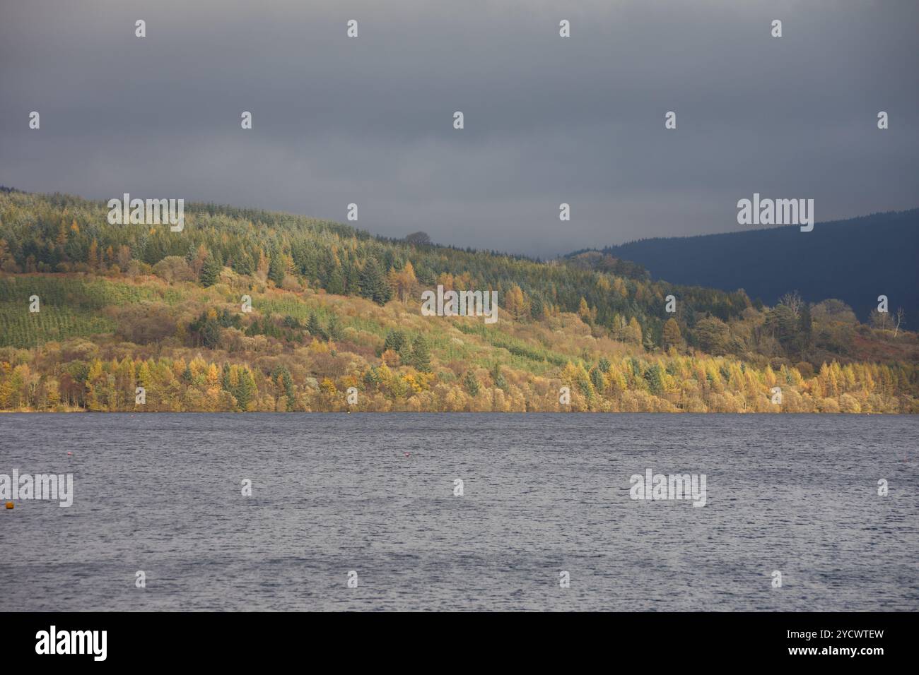 Réservoir de Pontsticill, Merthyr Tydfil, pays de Galles du Sud, Royaume-Uni. 24 octobre 2024. Météo britannique : sorts ensoleillés avec brouillard dans la région. Crédit : Andrew Bartlett/Alamy Live News. Banque D'Images Réservoir de Pontsticill, Merthyr Tydfil, pays de Galles du Sud, Royaume-Uni. 24 octobre 2024. Météo britannique : sorts ensoleillés avec brouillard dans la région. Crédit : Andrew Bartlett/Alamy Live News. Banque D'Images