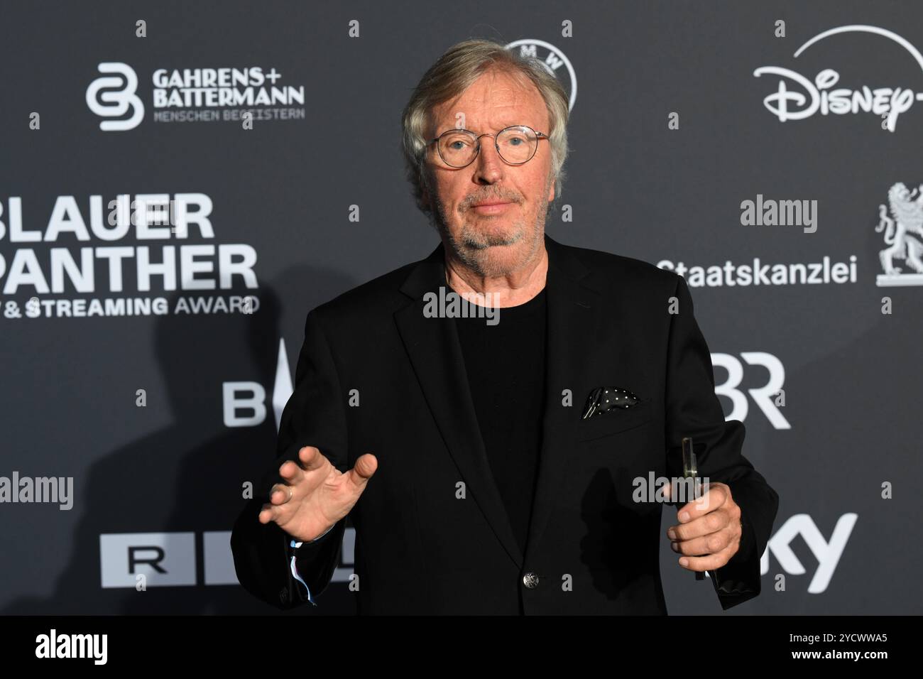 Munich, Allemagne. 23 octobre 2024. Le présentateur Werner Schulze-Erdel est présent à la présentation du prix « Blue Panther » TV and streaming au BMW Welt. L'ancien Prix de la télévision bavaroise porte ce nom depuis 2022. Crédit : Felix Hörhager/dpa/Alamy Live News Banque D'Images