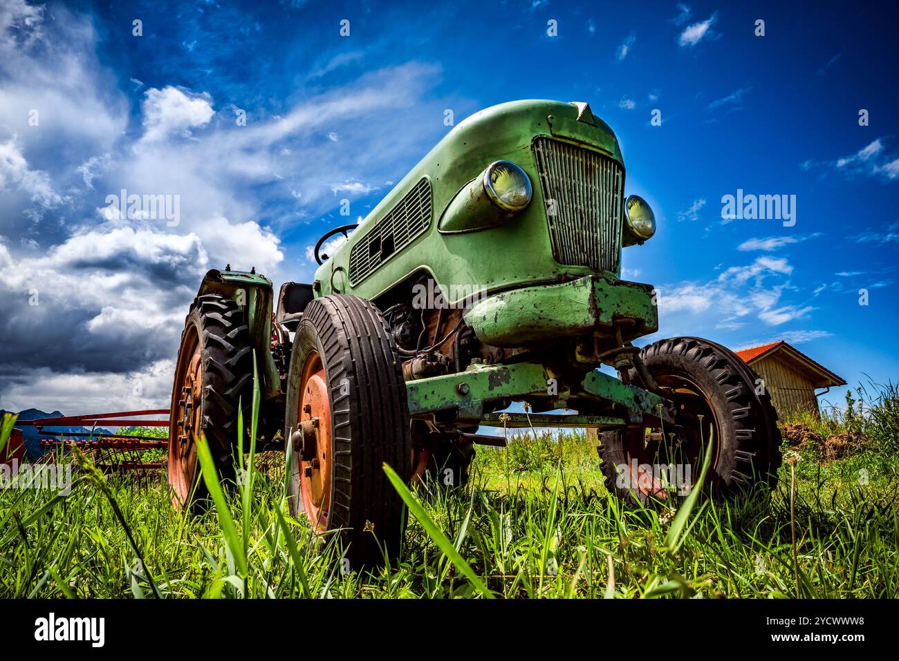 Vieux tracteur dans les prairies alpines Banque D'Images