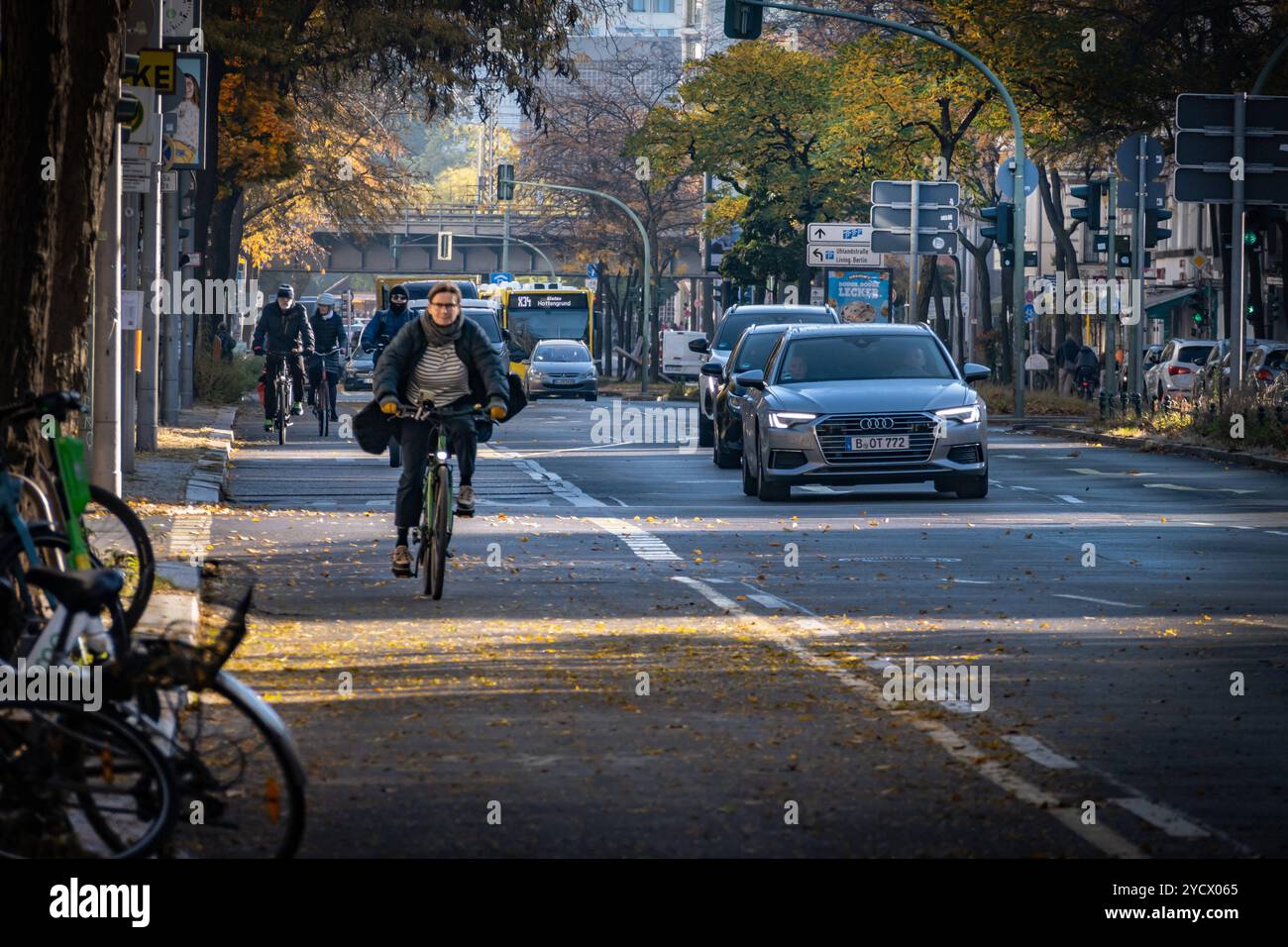 Berlin Charlottenburg Kantstraße, Verkehr, Straßenverkehr, Radfahrer, Radwege - 24.10.2024 Berlin *** Berlin Charlottenburg Kantstraße, trafic, circulation routière, cyclistes, pistes cyclables 24 10 2024 Berlin Banque D'Images