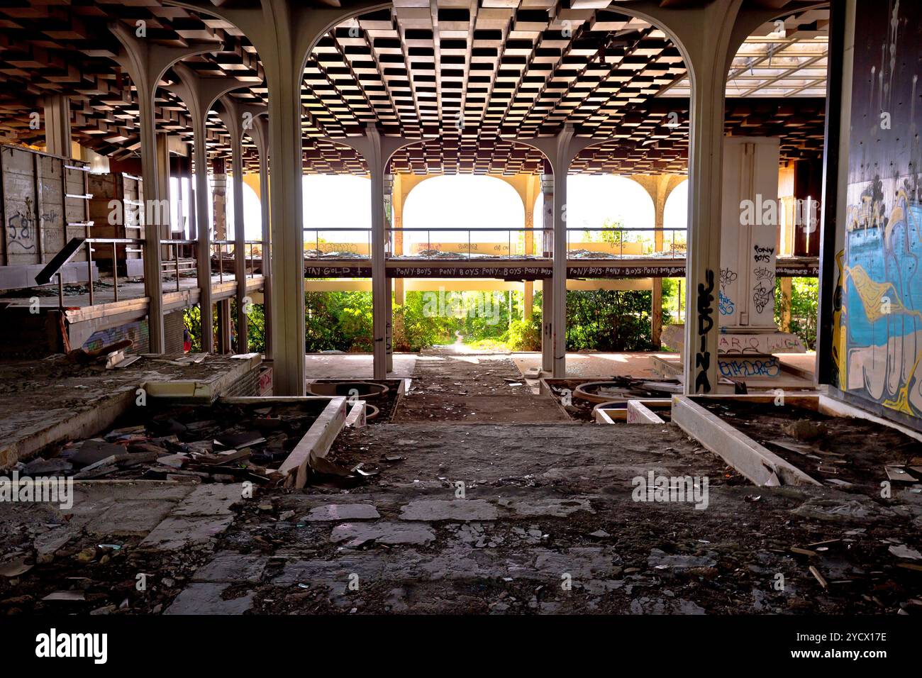 Intérieur abandonné et détruit de l'hôtel de luxe Banque D'Images