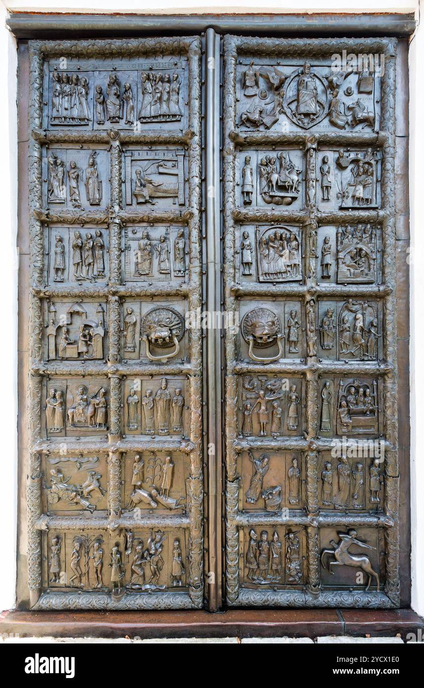 Ancient bronze Magdeburg portes de la cathédrale Sophia à Veliky Novgorod, Russie, année 1153 Banque D'Images