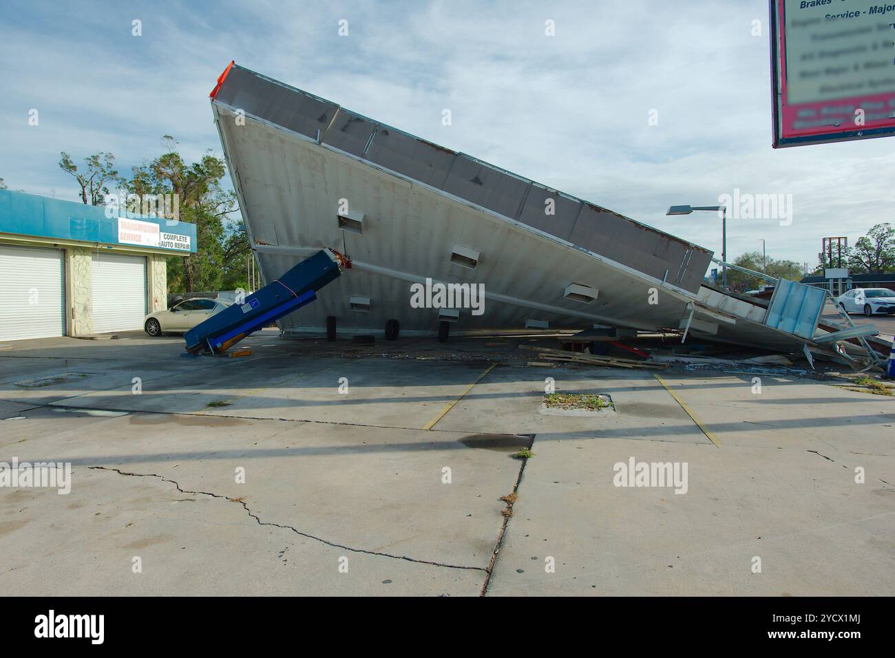 De puissantes tempêtes ont provoqué l'effondrement d'un toit en forme de triangle sur une station-service de réparation. Endommagé après les ouragans Helene et Milton à In-constituted Petersburg, F Banque D'Images