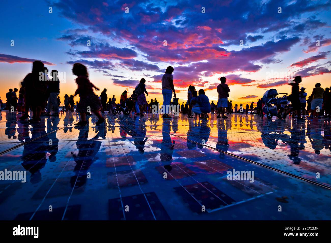 Silhouette des gens sur le coucher de soleil coloré à Zadar Banque D'Images