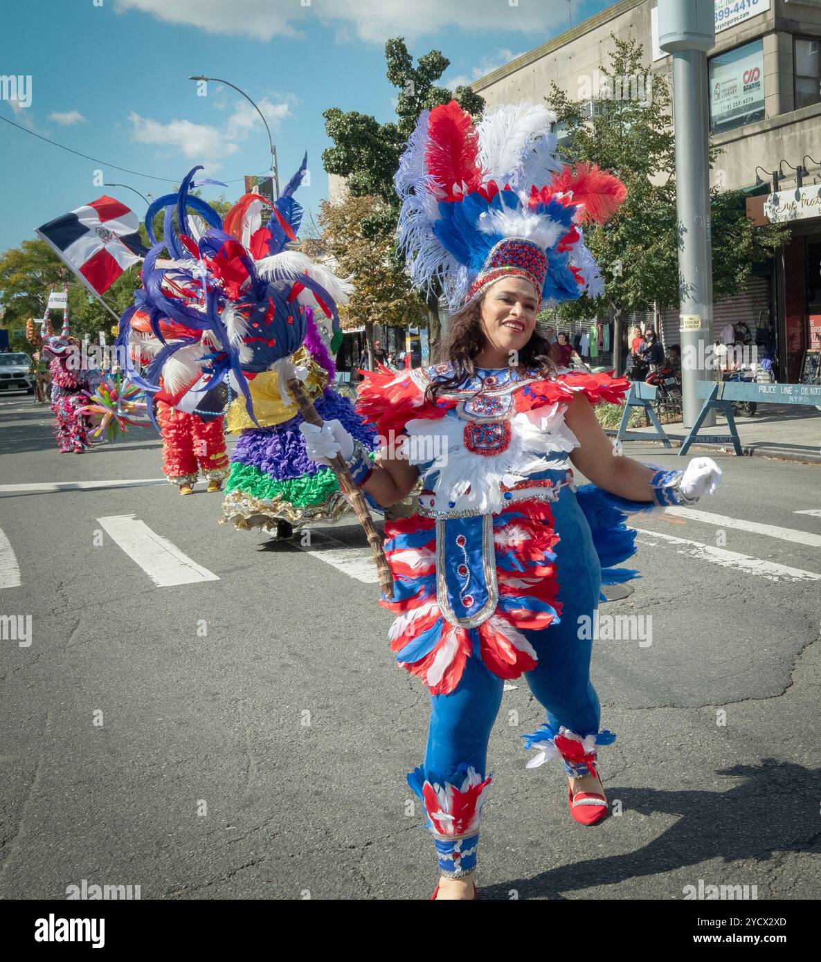 Une danseuse joyeuse d'âge moyen au Dominican Day Parade sur la 37e Avenue à Jackson Heights, Queens, New York. Banque D'Images