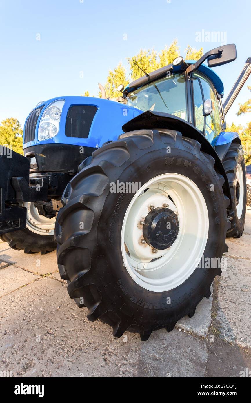 Tracteur agricole moderne New Holland exposé au salon agro-industriel annuel de Volga Banque D'Images