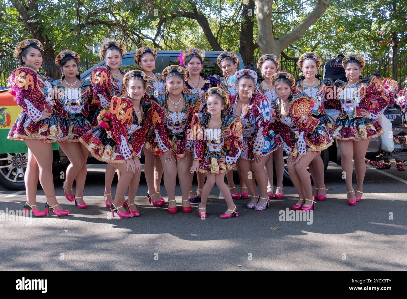 14 membres du groupe de danse folklorique San Simon posent pour une photo avant le défilé bolivien de la fête à Jackson Heights, Queens, New york. Banque D'Images