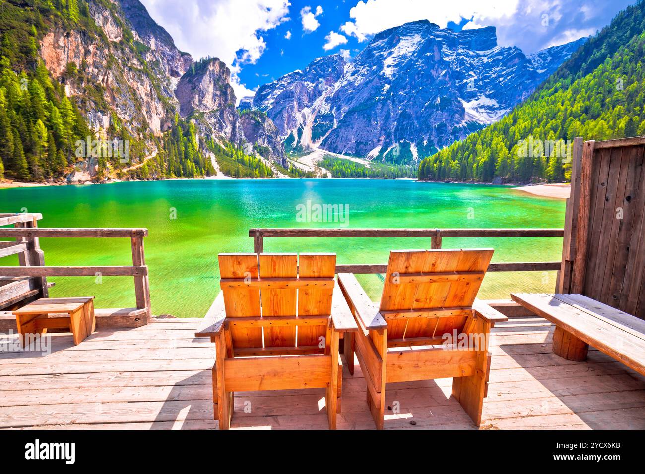 Détendez-vous une chaise par lac Braies dans les Alpes Banque D'Images