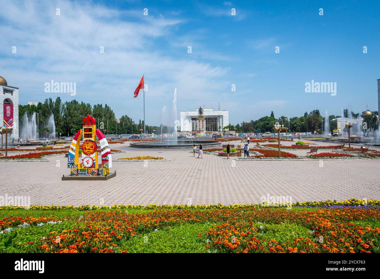 BICHKEK, KIRGHIZISTAN - JUILLET 25 : Ala Too (place principale) décoré avec les panneaux d'affichage de l'événement sportif mondial des jeux nomades. Juillet 2016 Banque D'Images