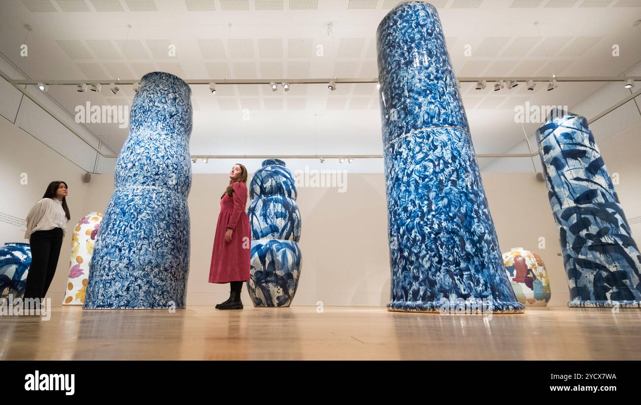 Londres, Royaume-Uni. 24 octobre 2024. Avant-première de 'expressions in Blue : Monumental Porcelain', une exposition personnelle aux jardins de Kew par l'artiste céramique Felicity Aylieff, réputée pour ses collaborations avec des ateliers de porcelaine à Jingdezhen, en Chine, la « capitale mondiale de la porcelaine ». Des œuvres de poterie, dont des vases de 5 mètres de haut, toutes lancées à la main et peintes à la main avec des oxydes de cobalt dans une version moderne du style qīng-huā, sont exposées du 26 octobre 2024 au 23 mars 2025. De nouvelles œuvres de fencai inspirées des illustrations botaniques des archives de Kew sont également à l’affiche. Credit : Stephen Chung / Alamy Live News Banque D'Images