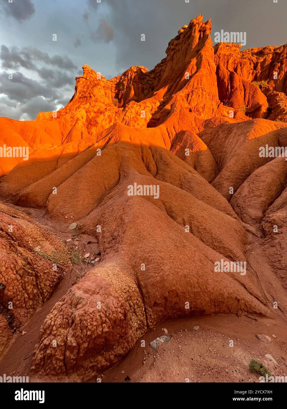 Explorez les couleurs vives et les formations rocheuses surréalistes de Skazka Canyon, au Kirghizistan, un joyau caché dans les paysages accidentés de l'Asie centrale. #SkazkaCanyon Banque D'Images