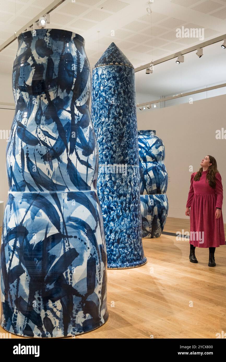 Londres, Royaume-Uni. 24 octobre 2024. Avant-première de 'expressions in Blue : Monumental Porcelain', une exposition personnelle aux jardins de Kew par l'artiste céramique Felicity Aylieff, réputée pour ses collaborations avec des ateliers de porcelaine à Jingdezhen, en Chine, la « capitale mondiale de la porcelaine ». Des œuvres de poterie, dont des vases de 5 mètres de haut, toutes lancées à la main et peintes à la main avec des oxydes de cobalt dans une version moderne du style qīng-huā, sont exposées du 26 octobre 2024 au 23 mars 2025. De nouvelles œuvres de fencai inspirées des illustrations botaniques des archives de Kew sont également à l’affiche. Credit : Stephen Chung / Alamy Live News Banque D'Images