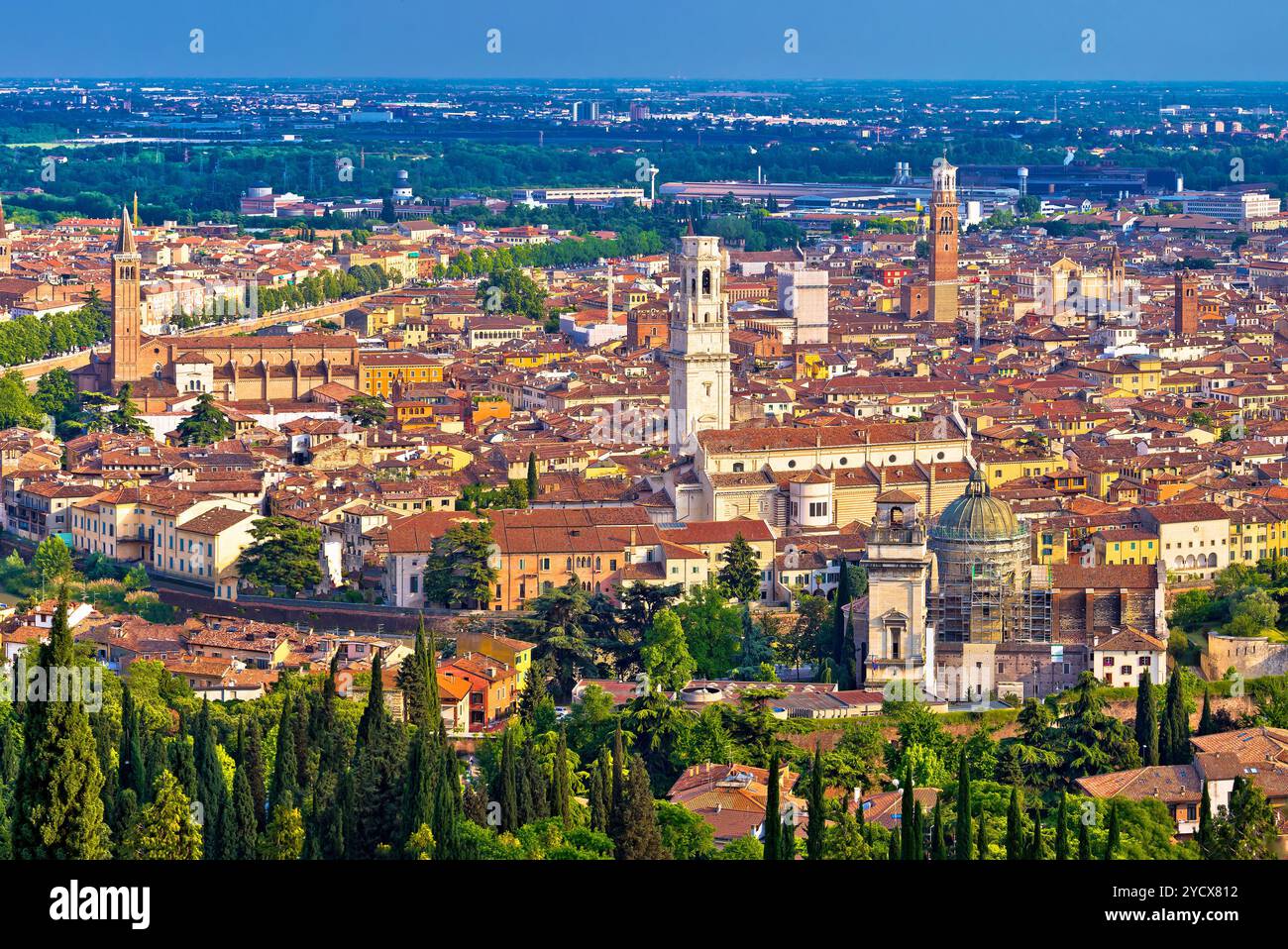 Vieux centre ville de Vérone et de la rivière Adige vue panoramique aérienne Banque D'Images