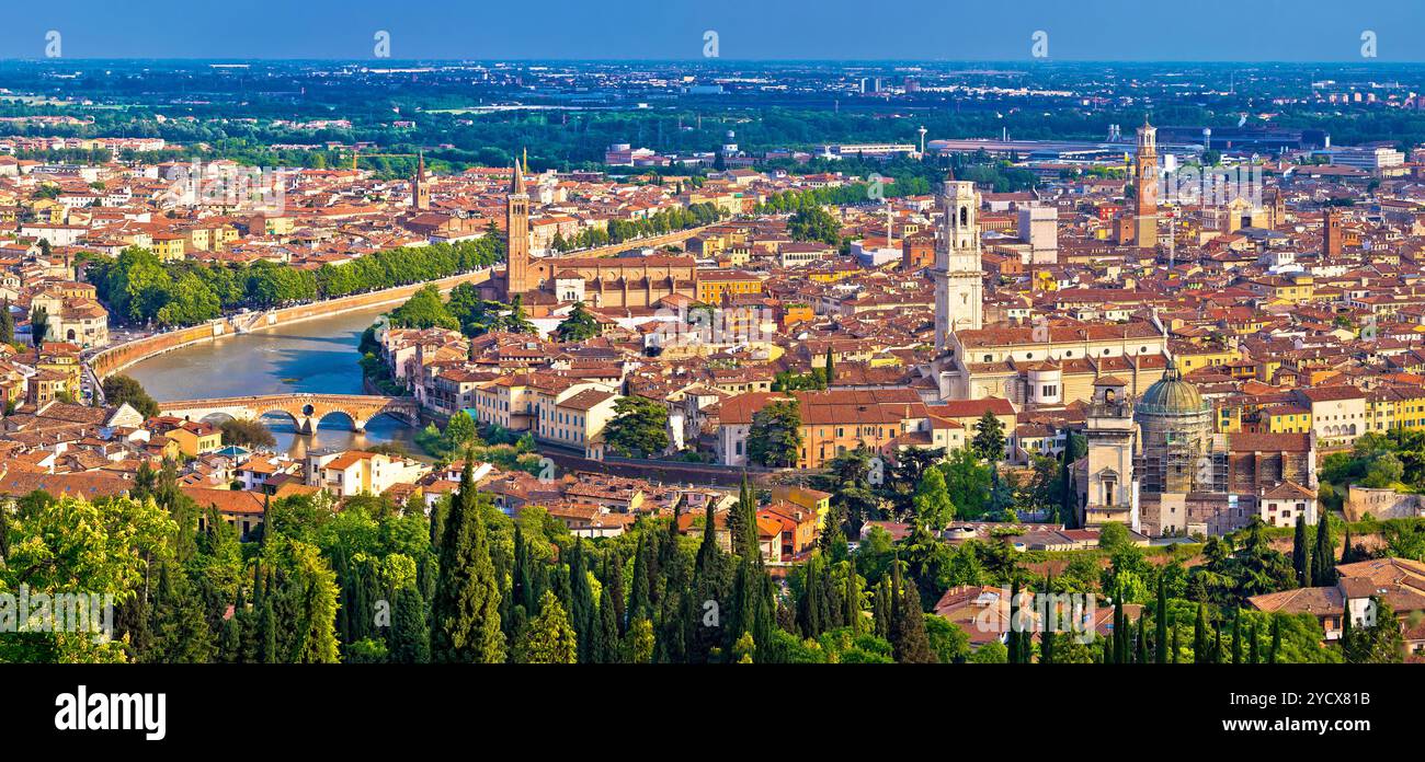 Vieux centre ville de Vérone et de la rivière Adige vue panoramique aérienne Banque D'Images