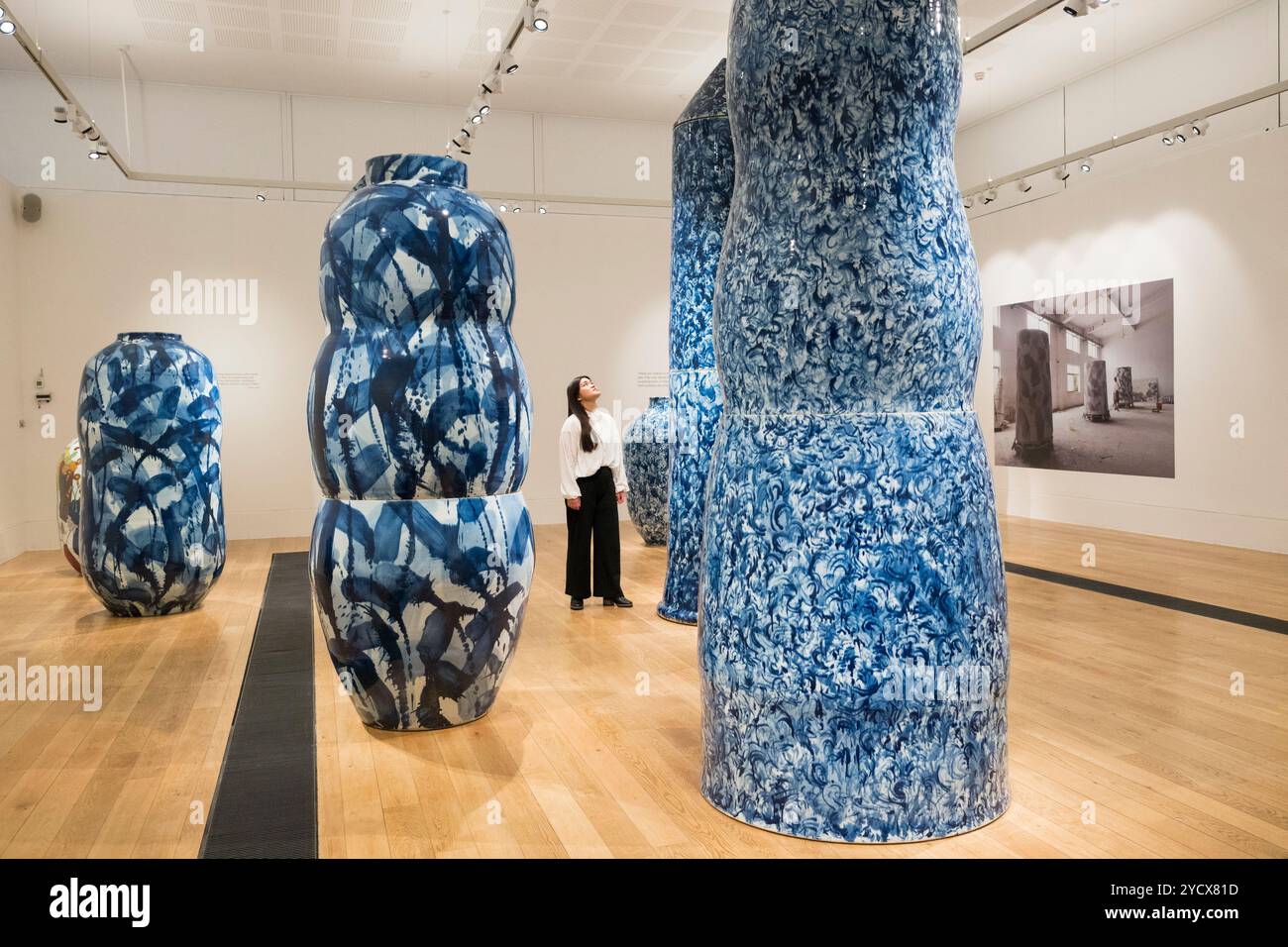 Londres, Royaume-Uni. 24 octobre 2024. Avant-première de 'expressions in Blue : Monumental Porcelain', une exposition personnelle aux jardins de Kew par l'artiste céramique Felicity Aylieff, réputée pour ses collaborations avec des ateliers de porcelaine à Jingdezhen, en Chine, la « capitale mondiale de la porcelaine ». Des œuvres de poterie, dont des vases de 5 mètres de haut, toutes lancées à la main et peintes à la main avec des oxydes de cobalt dans une version moderne du style qīng-huā, sont exposées du 26 octobre 2024 au 23 mars 2025. De nouvelles œuvres de fencai inspirées des illustrations botaniques des archives de Kew sont également à l’affiche. Credit : Stephen Chung / Alamy Live News Banque D'Images