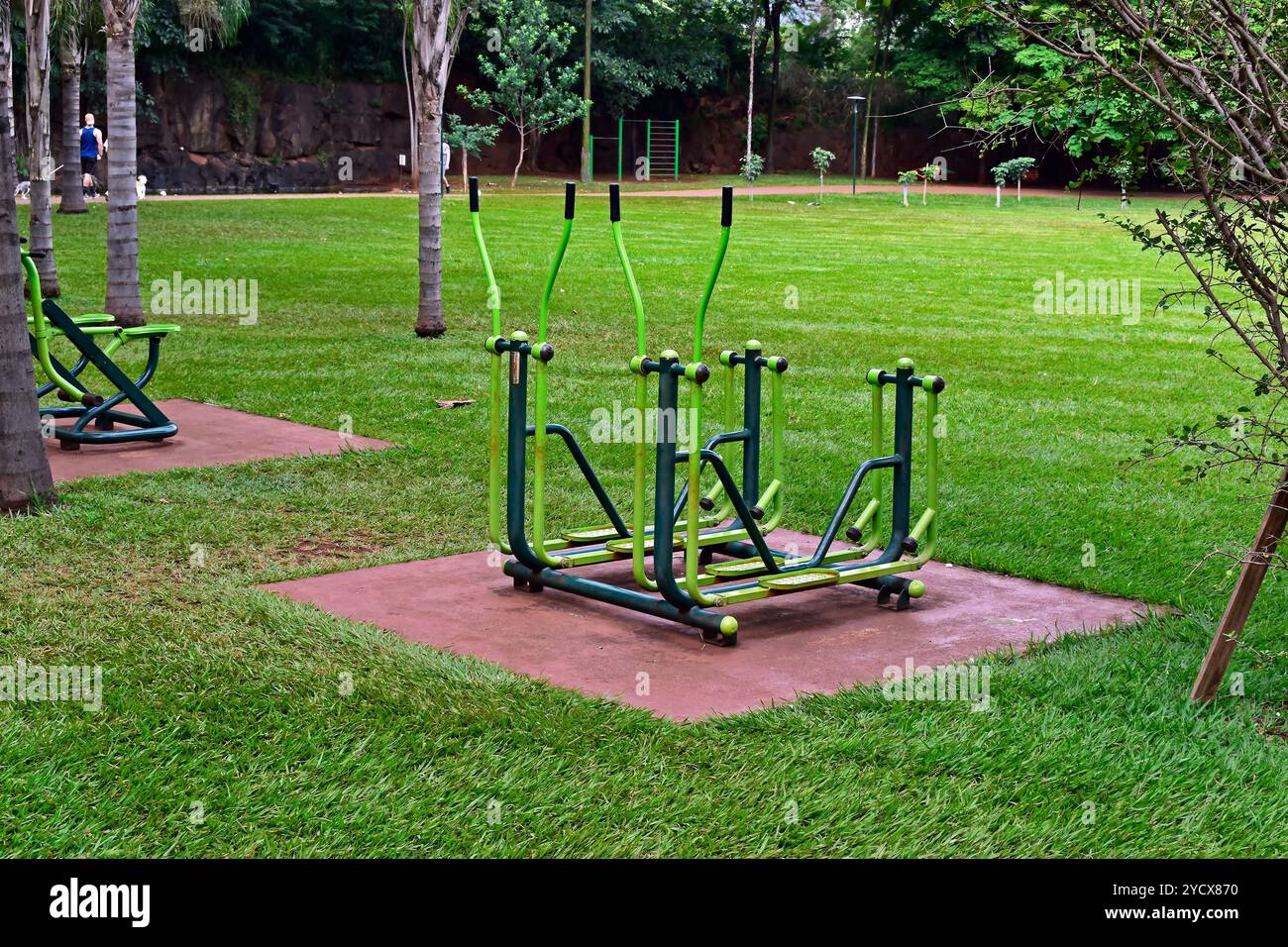 Équipement de gymnastique public dans le parc public de Ribeirao Preto, Sao Paulo, Brésil Banque D'Images