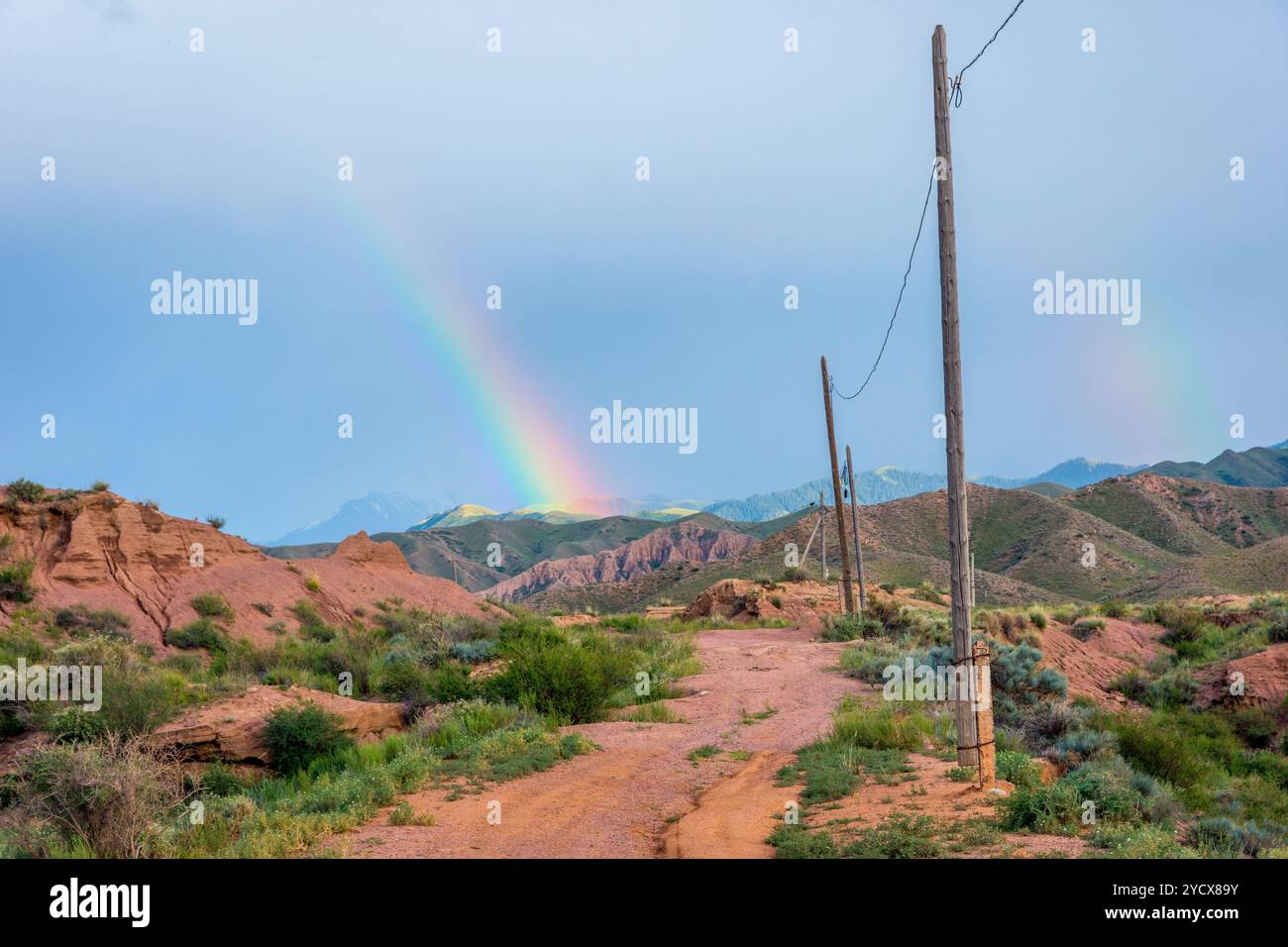 Arc-en-ciel sur le canyon de Skazka, kirghizistan Banque D'Images