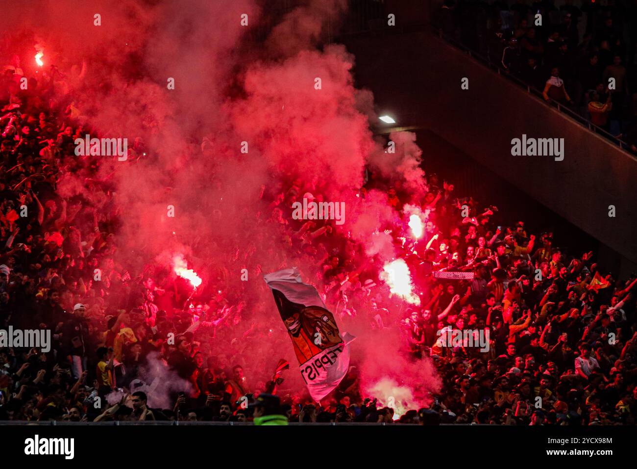 Tunis, Tunisie. 16 mars 2024. Des flammes sont vues lors d'un match de football entre espérance sportive de Tunis (est) et Club Africain (CA), après que les fans de l'est auraient allumé les flammes au stade Rades à Tunis. Le match fait partie du Championnat de Tunisie Banque D'Images