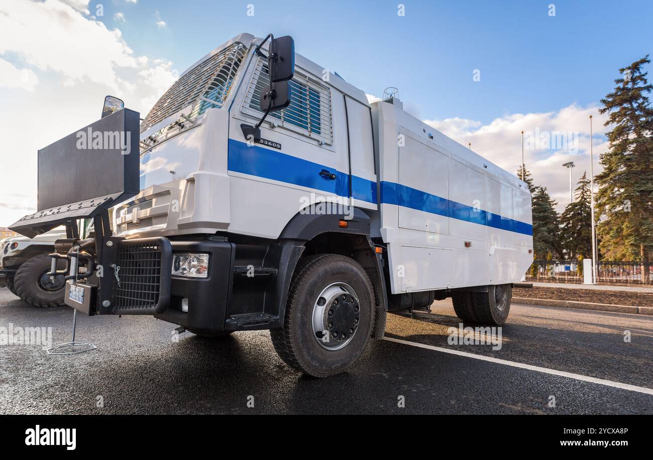 Camion lourd de la police russe Kamaz 53605 garé dans la rue de la ville Banque D'Images