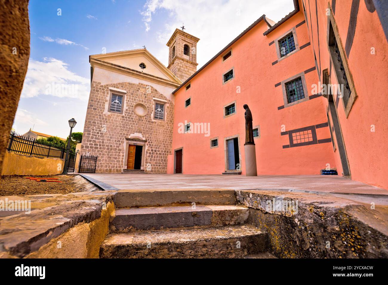 Ville de Krk historique vue sur l'église carrée Banque D'Images
