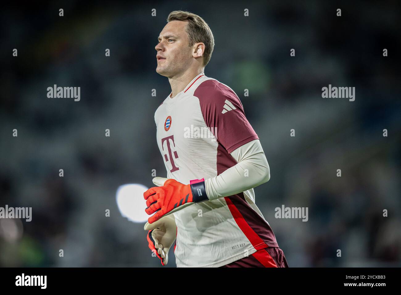 Barcelone, Espagne. 23 octobre 2024. Le gardien Manuel Neuer (FC Bayern Munich) se réchauffe lors d'un match de Ligue des Champions de l'UEFA entre le FC Barcelone et le Bayern Munich à l'Estadi Olimpic Lluís Companys. Score final : FC Barcelona 4 - Bayern Munich 1. Crédit : SOPA images Limited/Alamy Live News Banque D'Images