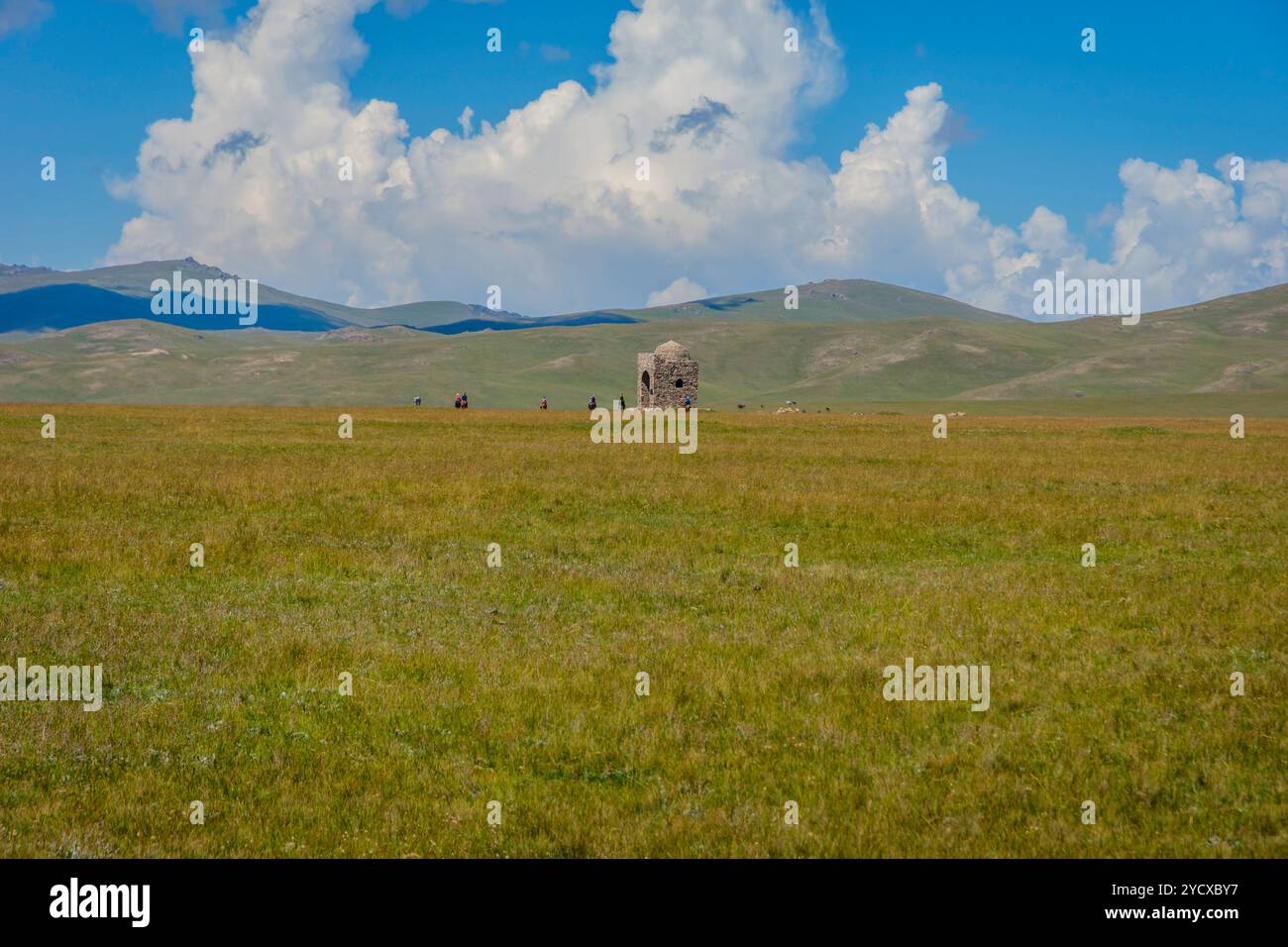 Cavaliers vers caravansérail, Song Kul Banque D'Images Cavaliers vers caravansérail, Song Kul Banque D'Images