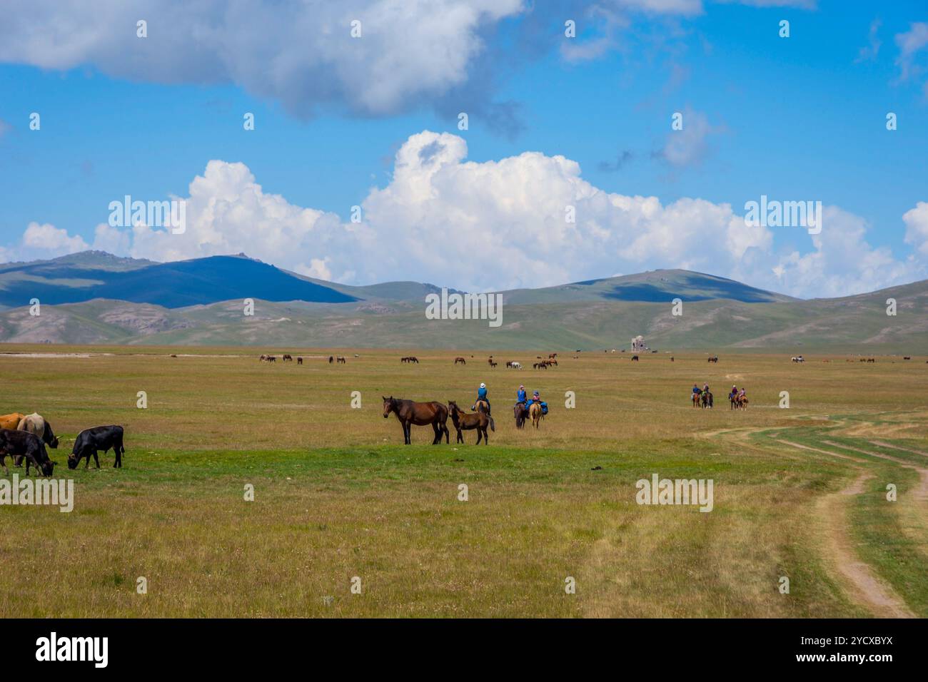 Cavaliers vers caravansérail, Song Kul Banque D'Images Cavaliers vers caravansérail, Song Kul Banque D'Images