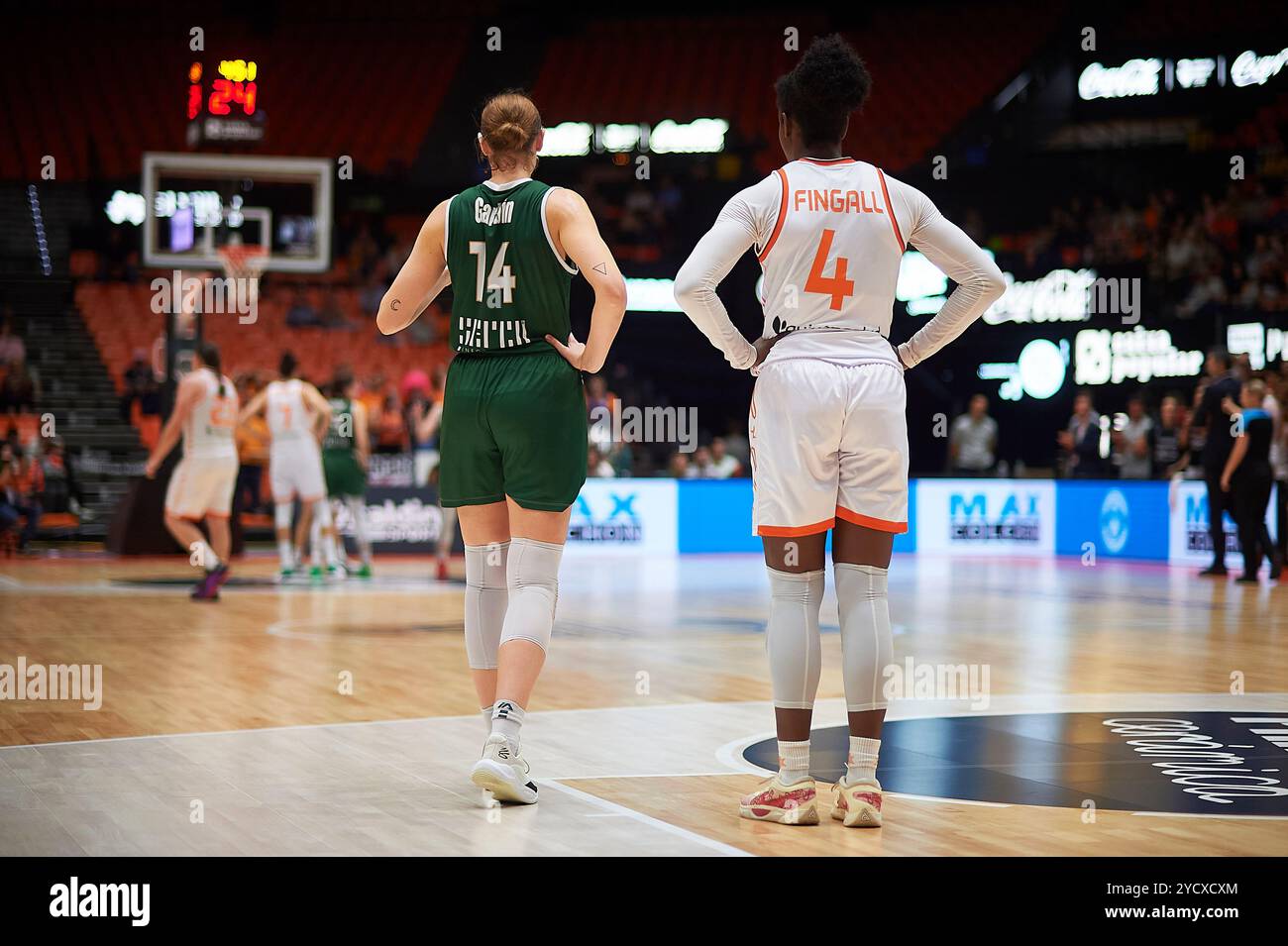 Valencia, Espagne. 23 octobre 2024. Darcee Garbin de Uni Gyor (l) et Nadia Fingall de Valencia basket (R) vues en action lors de la ronde 3 de la saison régulière féminine Euroleague entre Valencia basket et Uni Ygor au Pabellon Fuente de San Luis. Score final : Valencia basket 74:59 Uni Ygor (photo de Vicente Vidal Fernandez/SOPA images/Sipa USA) crédit : Sipa USA/Alamy Live News Banque D'Images