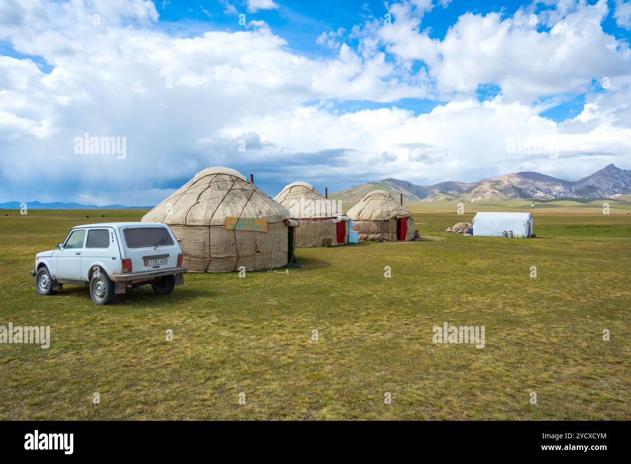 Yourtes par le lac Song Kul, Kirghizistan Banque D'Images