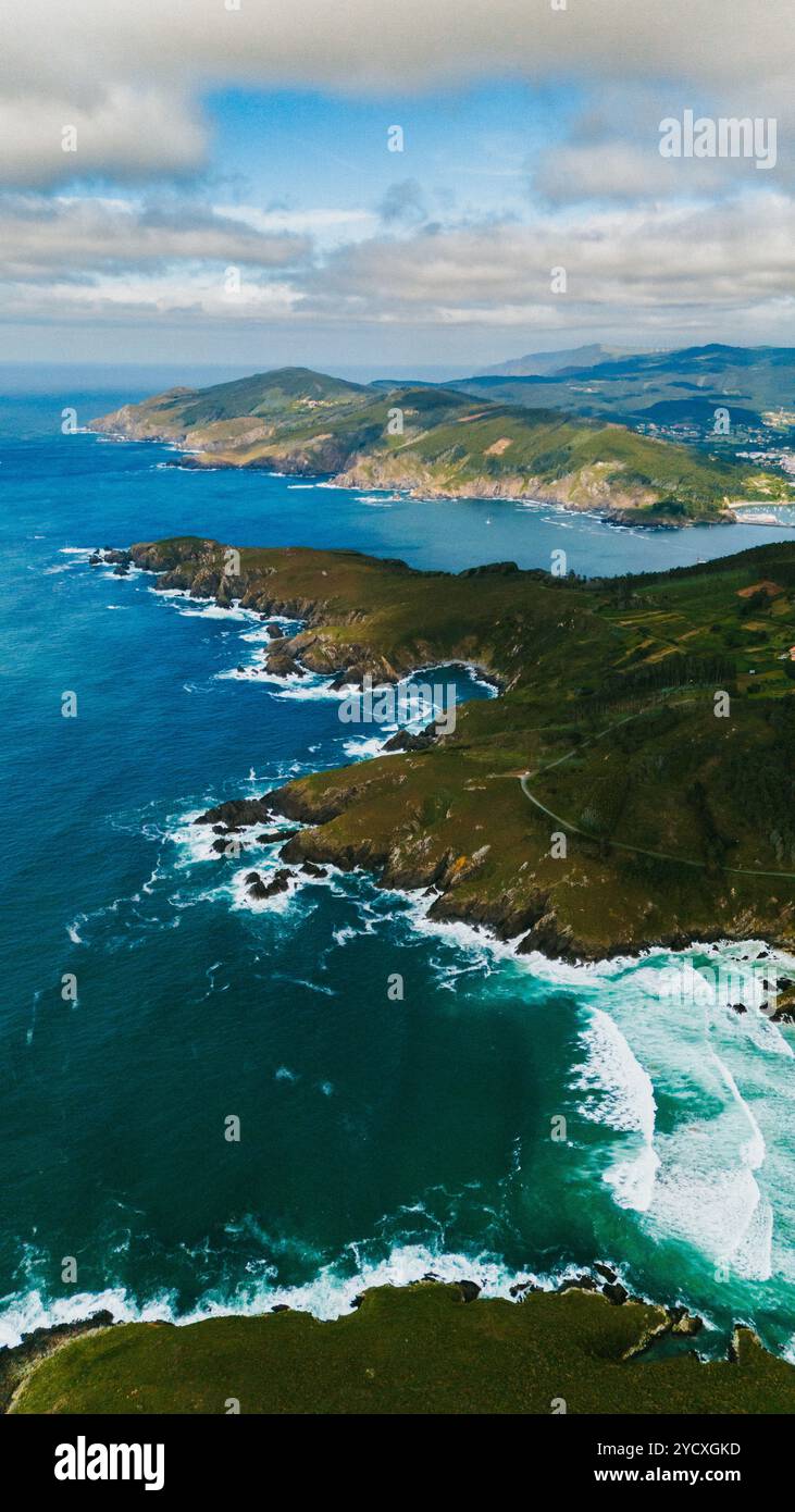 Captivant plan aérien montrant les paysages verdoyants spectaculaires le long de la côte accidentée de Galice, Espagne L'image met en évidence l'interaction entre les deux Banque D'Images