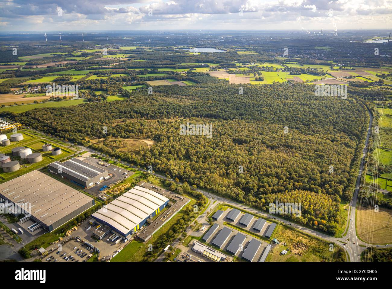 Luftbild, industrie- und Gewerbepark Hünxe Bucholdoumen-West mit Garagen Anlage Otto-Hahn-Straße und HotWash Hünxe, Waldgebiet FFH Naturschutzgebiet Kaninchenberge, Fernsicht und blauer Himmel mit Wolken, Bucholdoumen, Hünxe, Niederrhein, Nordrhein-Westfalen, Deutschland ACHTUNGxMINDESTHONORARx60xEURO *** vue aérienne, parc industriel et commercial Hünxe Bucholdoumen Ouest avec garages Otto Hahn Straße et HotWash Hünxe, zone forestière réserve naturelle FFH Kaninchenberge, vue lointaine et ciel bleu avec nuages, Bucholdoumen, Hünxe, Bas-Rhin, Rhénanie du Nord-Westphalie, Allemagne ATTENTIONxMINDESTHON Banque D'Images