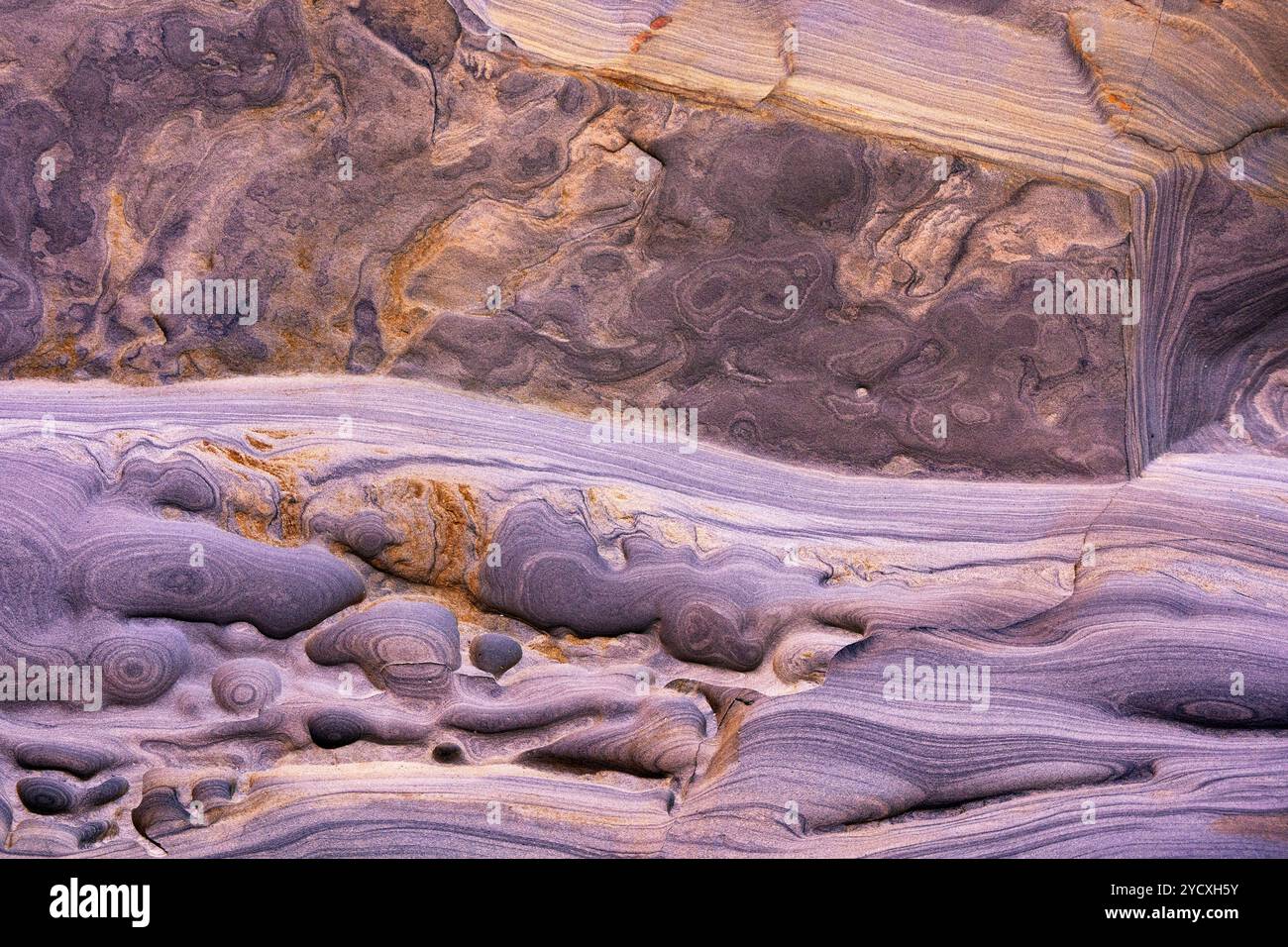 Un motif complexe de roches sédimentaires en couches dans la région cantabrique de l'Espagne, illustrant la diversité géologique de la région. Banque D'Images